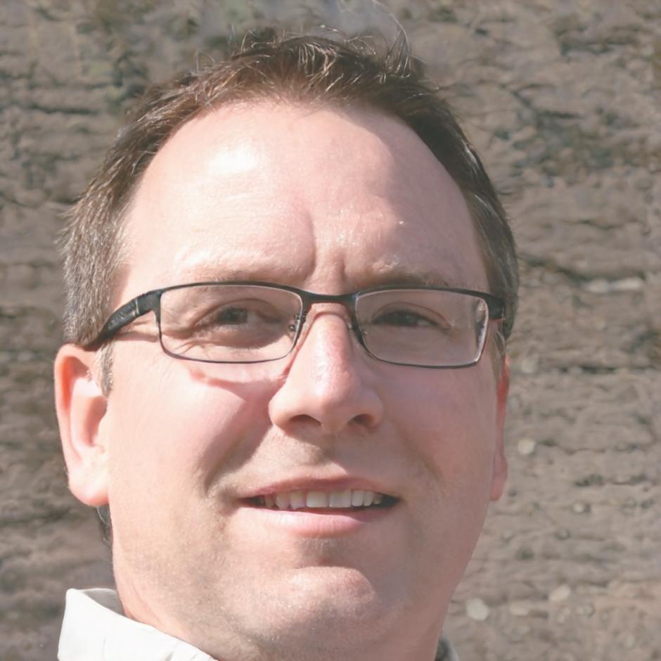 Dr. Michael Schneider - Senior Finanzstratege